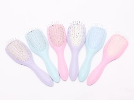 Lược gỡ tóc cần bao nhiêu nét chải để gỡ những nút rối cứng đầu so với lược nhựa thông thường?